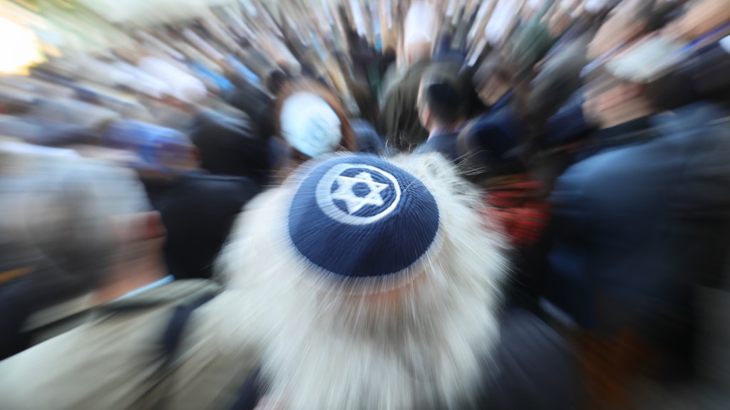 Ein Mann mit einer Kippa nimmt an der Solidaritätskundgebung "Berlin trägt Kippa" der Jüdischen Gemeinde zu Berlin teil.