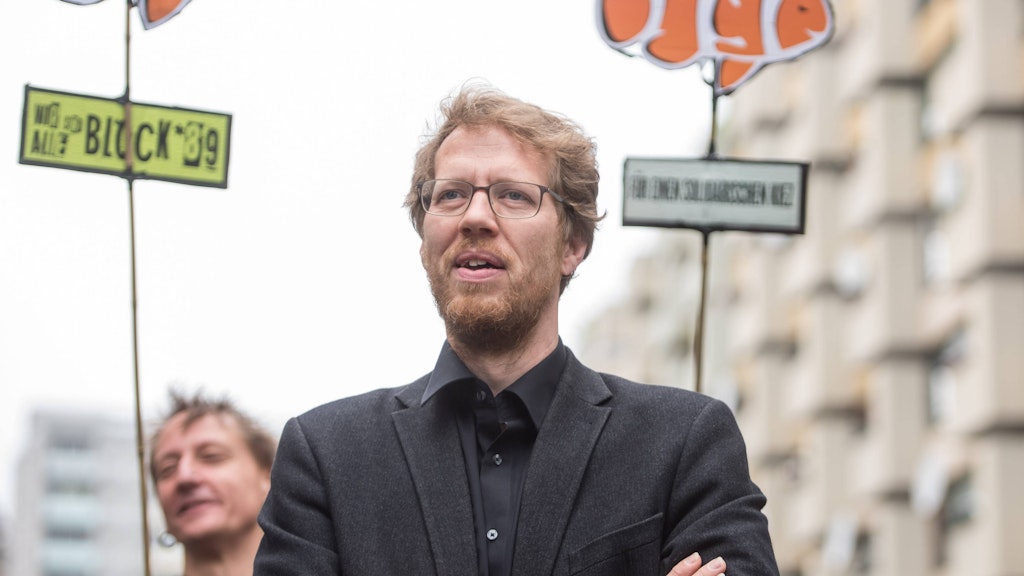"Für die Rigaer Straße steht eine Lösung in Aussicht, die alle Parteien zufrieden stellt“, sagte der Baustadtrat Florian Schmidt der Berliner Zeitung.