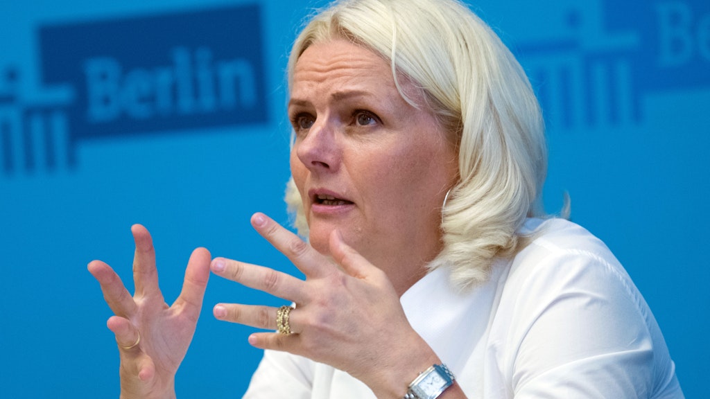 Regine Günther (Grüne) hat Parkplätze auf der Karl-Marx-Allee streichen lassen. 
