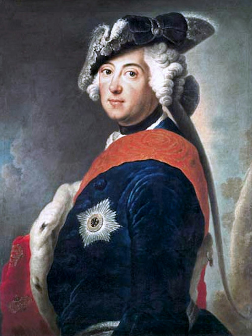 Friedrich II., König von Preußen, vor 1747 porträtiert als Feldherr mit Dreispitz und langem preußischem Soldatenzopf. 