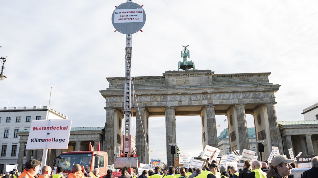 Demonstranten bei einer Kundgebung gegen den Mietendeckel vor dem Brandenburger Tor.