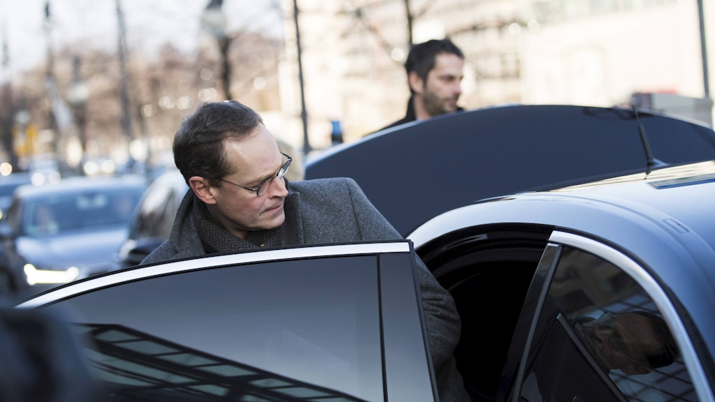 Michael Müller steigt in seinen Mercedes S 600 Guard.