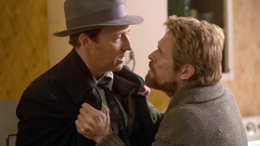 Edward Norton (l) als Detektiv Lionel Essrog und Willem Dafoe als Paul Randolph in einer Szene des Films "Motherless Brooklyn".