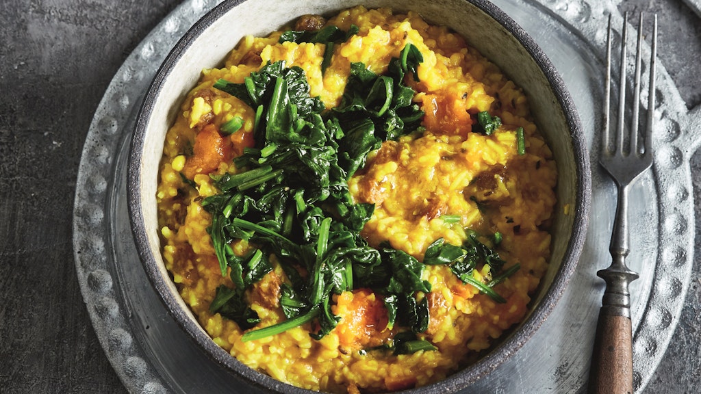 „Kitchari“ bedeutet Mischung, meist von zwei Proteinlieferanten. Bei diesem Gericht sind das Basmatireis und Mung Dal, die linsenkleinen Mungbohnen.