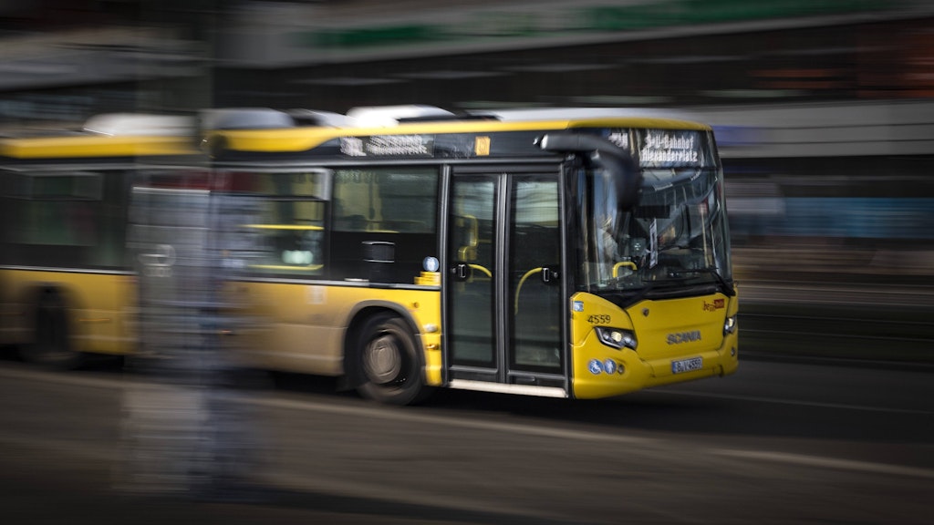 Trotz Corona auf Achse: Die Busse der BVG fahren auch in der Krise. Allerdings wurde der Betrieb ausgedünnt.