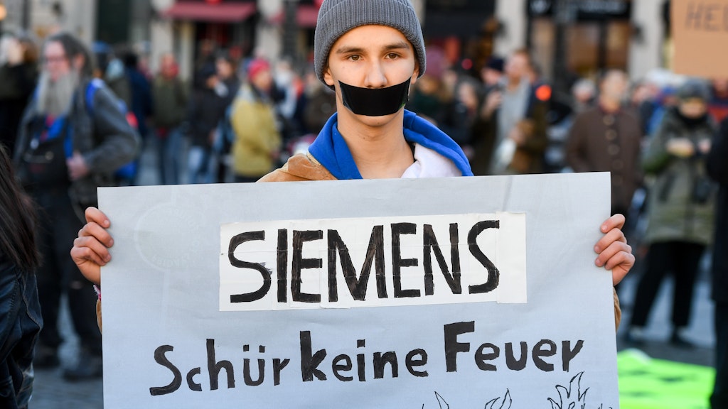 Die Klimabewegung Fridays for Future demonstrierte gegen die technische Ausstattung eines australischen Kohleabbauprojekts durch Siemens.