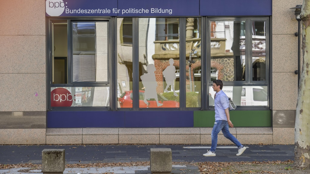 Die Bundeszentrale für politische Bildung bekommt einen neuen Standort in Cottbus oder Halle. (Symbolbild)