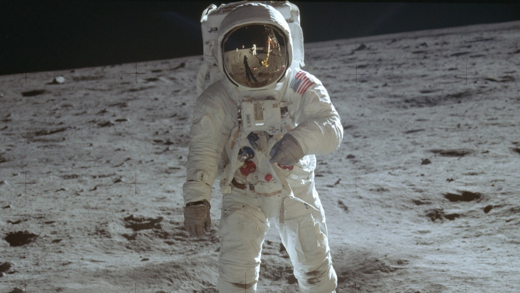 Der Astronaut Buzz Aldrin geht auf der Mondoberfläche spazieren.