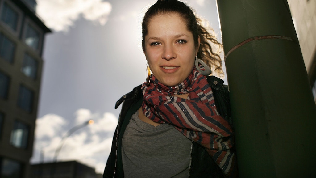 „Einmal setzten sich zwei morgens an der Bushaltestelle neben mich, um mir mitzuteilen, dass sie wissen, wohin ich unterwegs bin.“