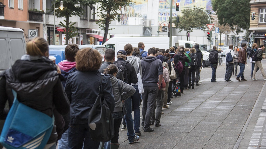 Eine Schlange vor dem Bürgeramt in Neukölln, Berlin. 
