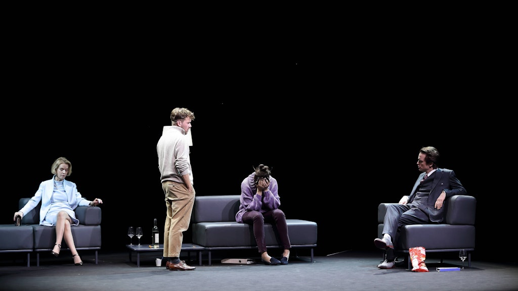 Judith Engel (als Ines Finidori), Nico Holonics (als Henri), Constanze Becker (als Sonja) und August Diehl (als Hubert Finidori), v.l., während der Fotoprobe zu Drei Mal Leben im Berliner Ensemble, 13. Januar 2020. // Von Yasmina Reza. Regie Andrea Breth.