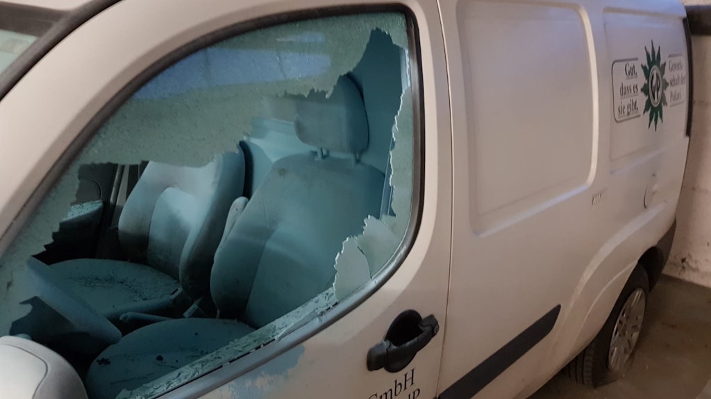 Das Auto wurde durch die Attentäter schwer beschädigt.