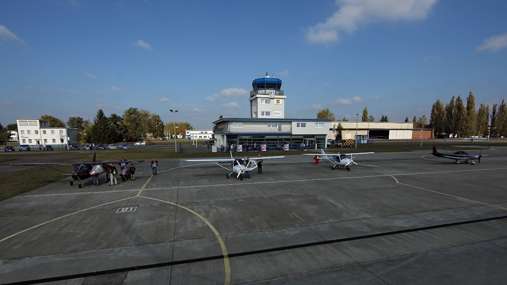 Auf diesem Flugplatz in Strausberg sind zwei Menschen bei einem Absturz ums Leben gekommen. (Symbolbild)