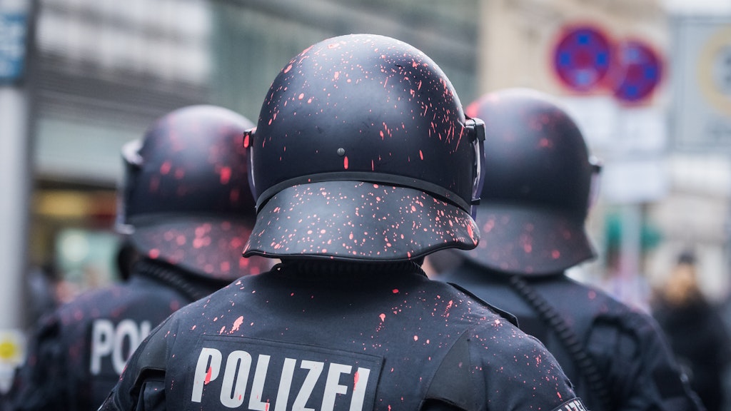 Bei einer Demonstration von Rechtspopulisten wurden Polizisten mit Farbe angegriffen.