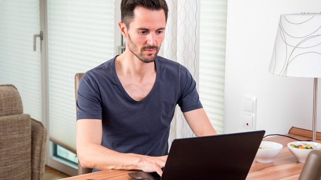 Online-Kleinanzeigen lässt sich bequem vom Computer zu Hause aus kaufen und verkaufen - Vorsicht jedoch vor trickreichen Betrügern.