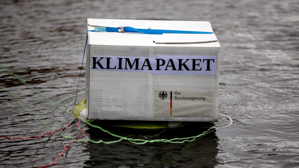 Ein Karton mit der Aufschrift «Klimapaket» steht symbolisch für den Beschluss der Bundesregierung vor Weihnachten.
