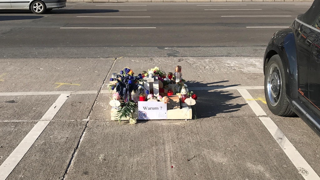Erinnerung an ein Unglück: Kurz nach dem tödlichen Zusammenstoß vor einem Jahr entstand am Unfallort in der Grunerstraße ein Mahnmal. Es musste nach vier Wochen wieder abgeräumt werden.