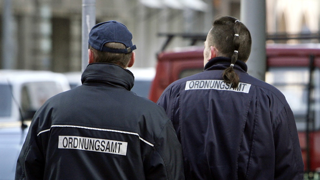Zwei Mitarbeiter des Ordnungsamts.