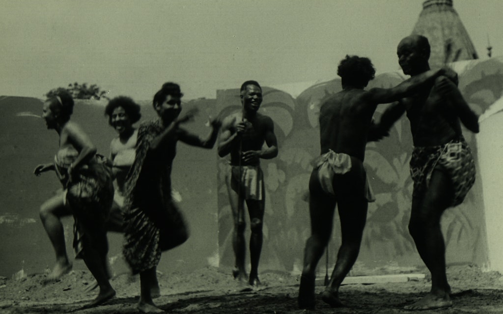 Die Aufnahme entstand in der Zeit zwischen 1953 und 1955 in Berlin. Ihr Originaltitel: Afrika im Zoo. Tanzspiel der Neger Berlin <br>
