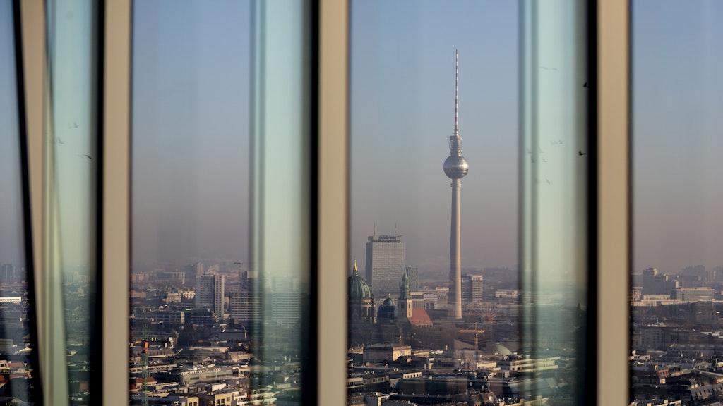 Der Berliner Fernsehturm ist durch eine Glasscheiben des Bahntowers zu sehen.