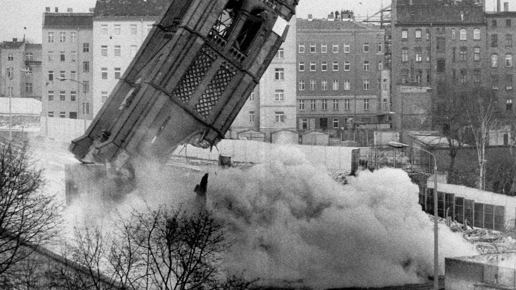 Die Versöhnungskirche wird im Januar 1985 gesprengt.