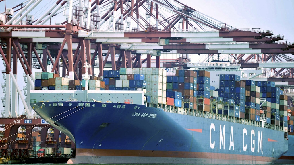 Ein Containerschiff liegt im Hafen von Qingdao. Chinas Wirtschaft wächst so langsam wie zuletzt vor 30 Jahren.