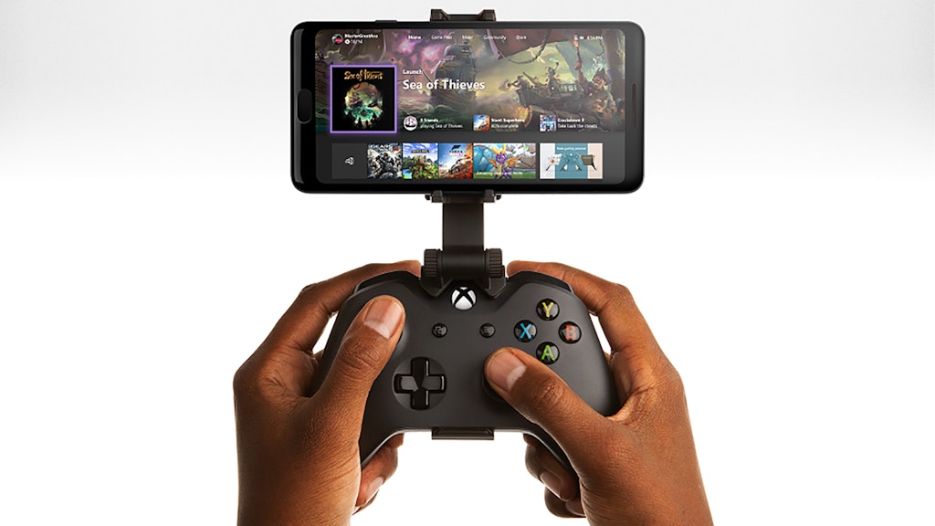 Zocken am Handy: Eine Halterung, die Xbox-Controller und Smartphone verbindet, ist zwar zum Spielen nicht unbedingt erforderlich, aber sehr komfortabel.