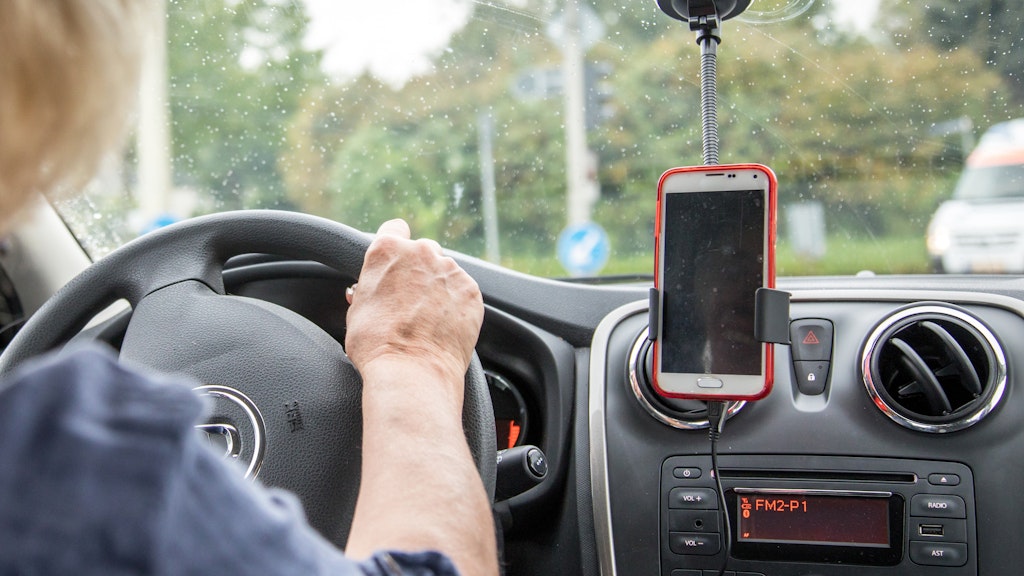 Sicher, legal und komfortabel: Gute Handyhalterungen fürs Auto müssen nicht teuer sein, zeigt der Test einer Autozeitschrift.