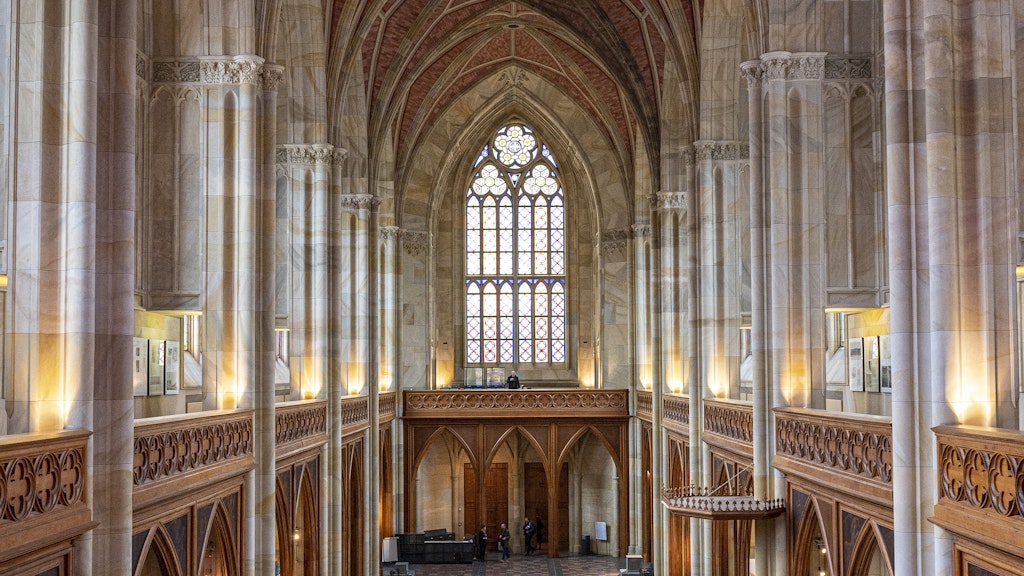 Die historische Kirche ist zur Wiedereröffnung gut gefüllt. 