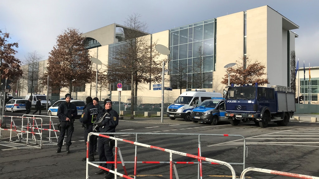 Polizisten bewachen das Regierungsviertel.