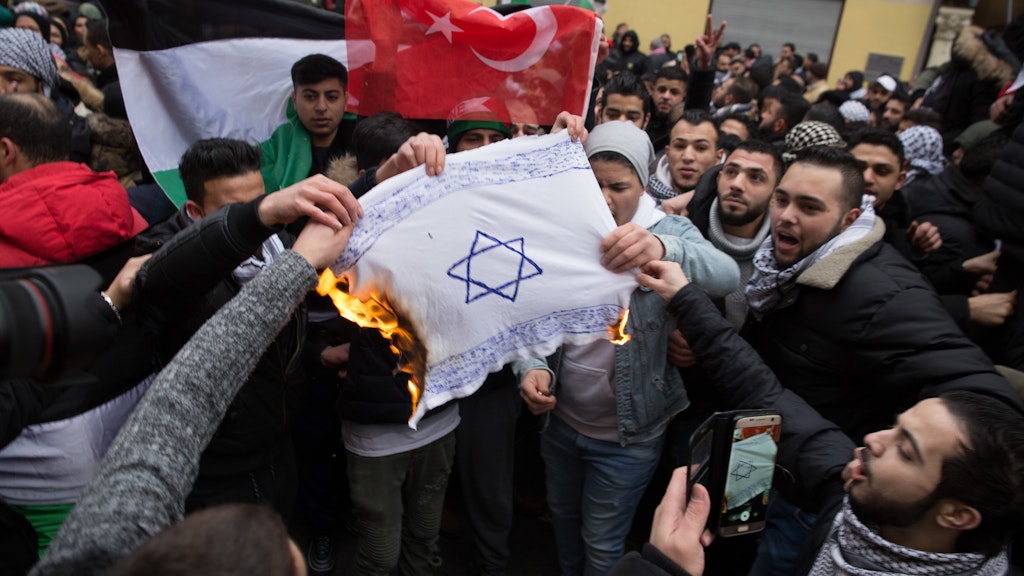 Wütende Demonstranten verbrennen im Dezember 2017 eine selbstgemalte Israel-Fahne.