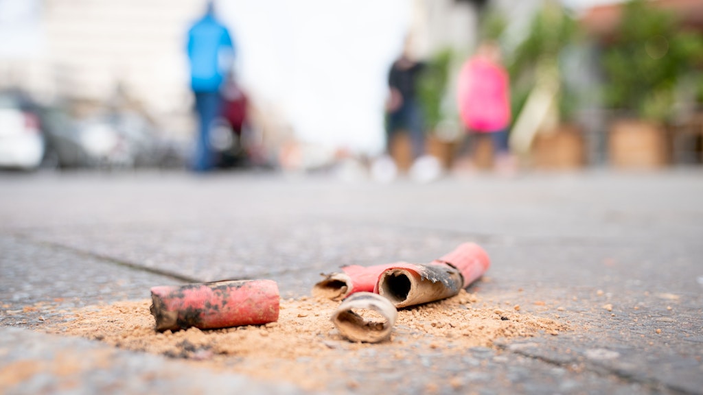Ein explodierter Böller liegt auf dem Gehweg in Berlin Schöneberg.