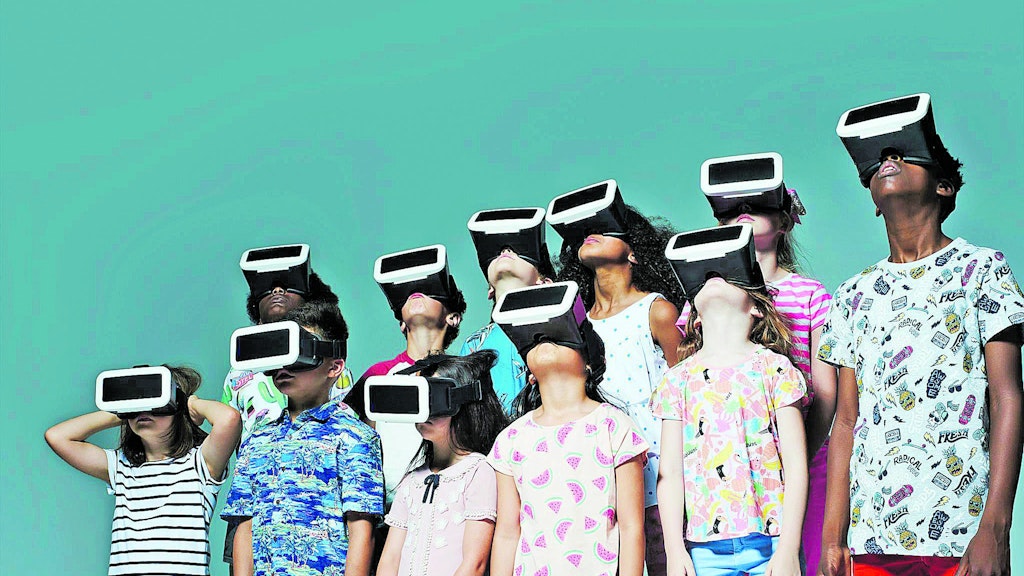 Die dicke Brille auf der Nase ist die Voraussetzung, um in immersive Welten vorzudringen. Erst dann können spannende Geschichten erlebt werden. 