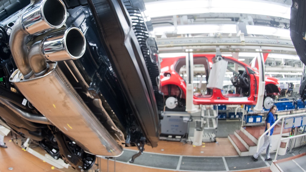 Ein Auspuffrohr von einem VW Golf 7 mit TDI Dieselmotor glänzt im Licht an einer Fertigungsstrecke vom VW Golf 7 im Volkswagen Werk. Im Musterprozess um mögliche Entschädigungen für Hunderttausende Dieselfahrer wollen Volkswagen und der Bundesverband der Verbraucherzentralen (vzbv) in Vergleichsgespräche einsteigen.