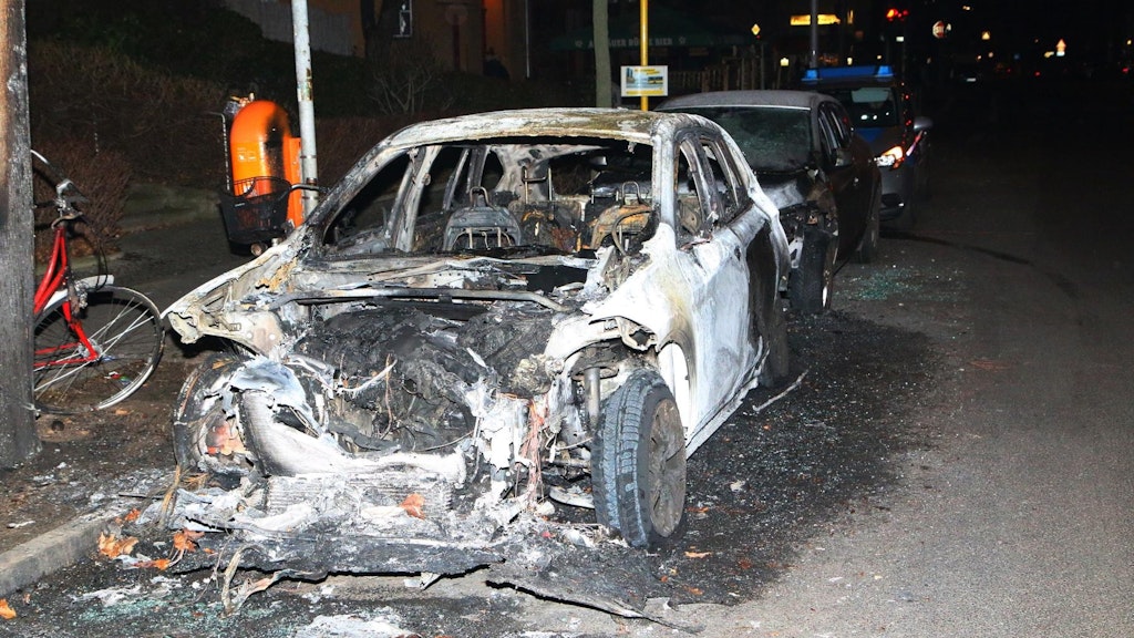 Das ausgebrannte Auto am Straßenrand in Wilmersdorf.