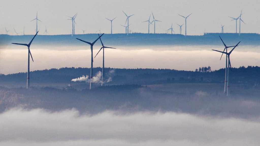 Windräder ragen beim Blick vom Großen Feldberg im Taunus auf den Höhen des Vordertaunus aus der Nebeldecke.
