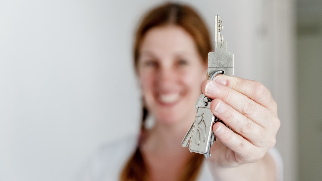 Das eigene Zuhause können Singles auch alleine finanzieren. Dabei sollten sie aber einen finanziellen Puffer einplanen.