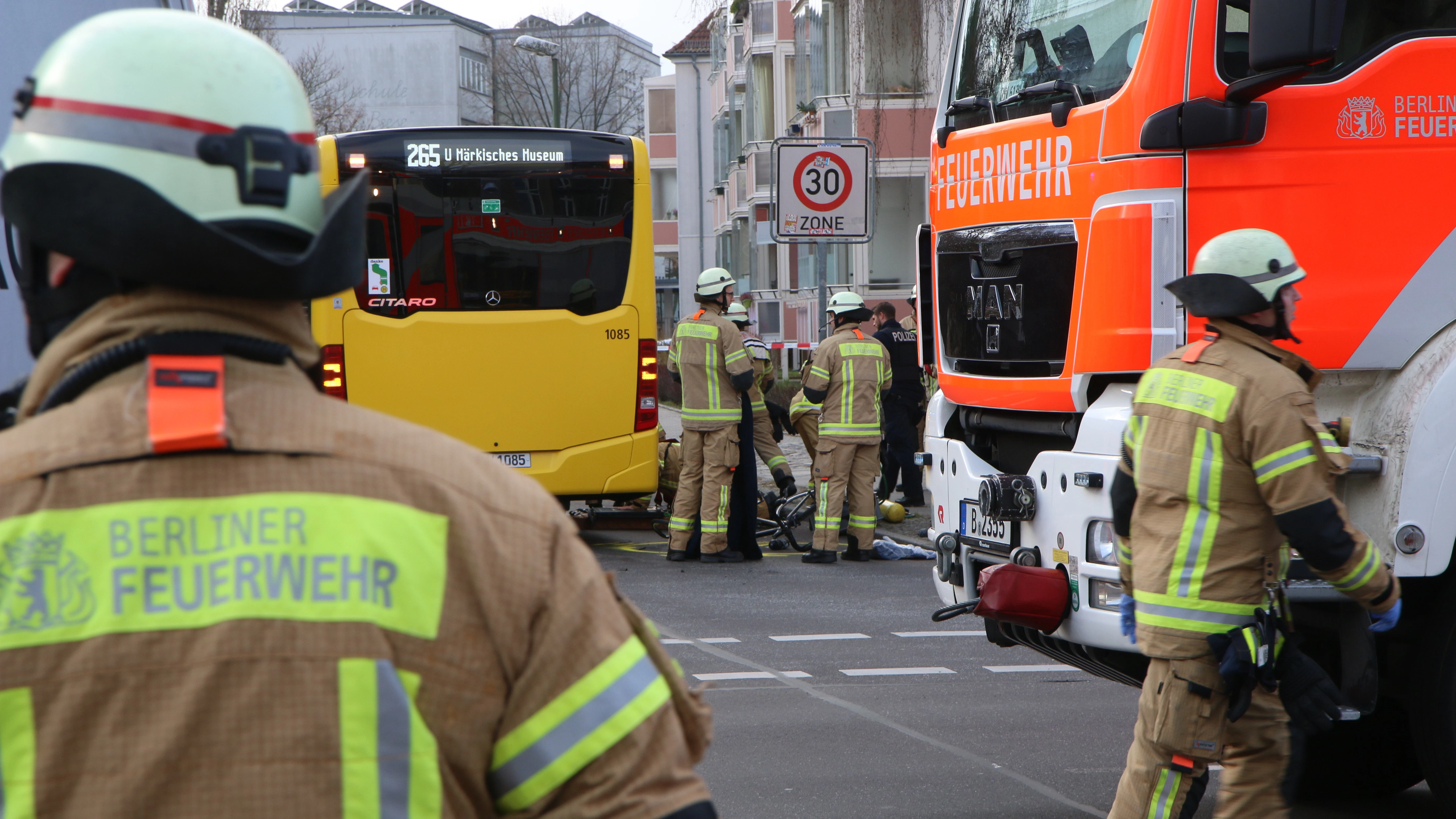 An dieser Kreuzung passierte der tödliche Unfall, an dem eine junge Radfahrerin und ein BVG-Bus beteiligt waren.