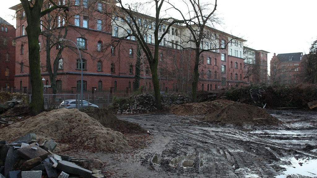 Auf dem Gelände ist die Errichtung einer Unterkunft für ca. 150 Flüchtlinge geplant. Die Unterkunft soll in dem Teil des Friedhofs gebaut werden , der jetzt als Bauhof genutzt wird. 