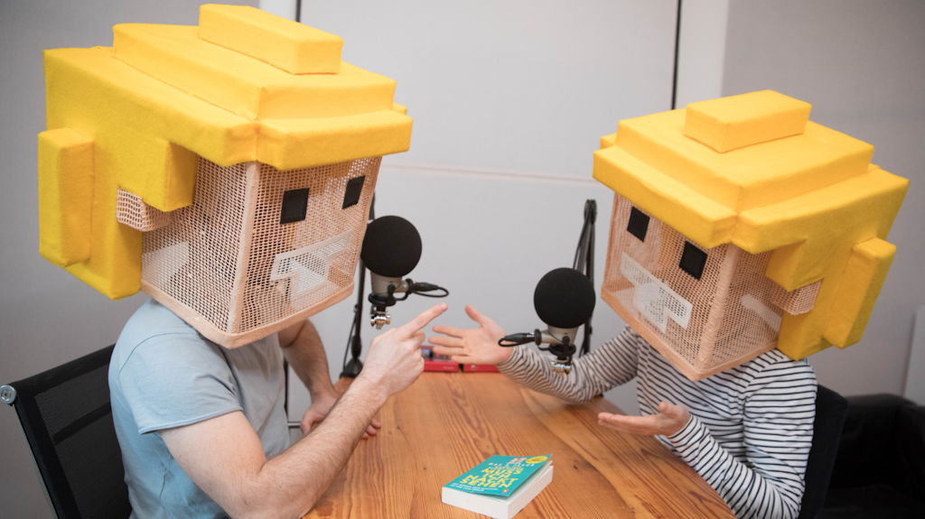 Max (l.) und Jakob, die Sprecher des Podcasts "Beste Freundinnen", tragen Helme, um anonym zu bleiben. Die beiden Männer reden über alles, was ihnen zum Thema Liebe und Sex einfällt.