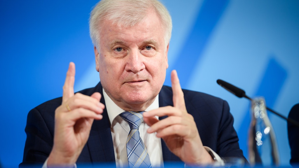 Horst Seehofer (CSU), Bundesminister des Innern, für Bau und Heimat, sieht den Berliner Mietendeckel kritisch. 