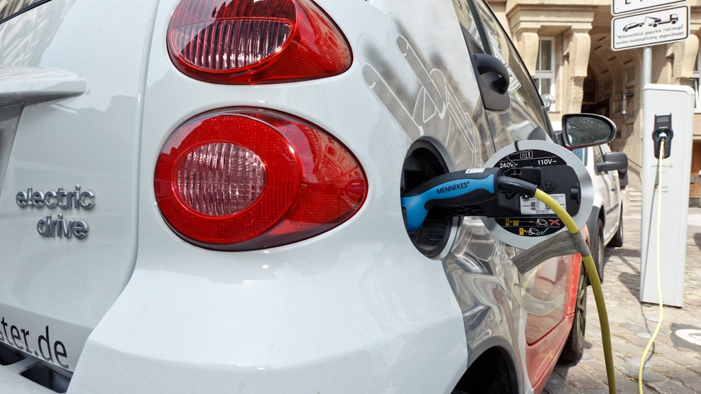 Ein E-Smart wird an einer öffentlichen Ladestation mit Strom aufgeladen (Symbolbild).