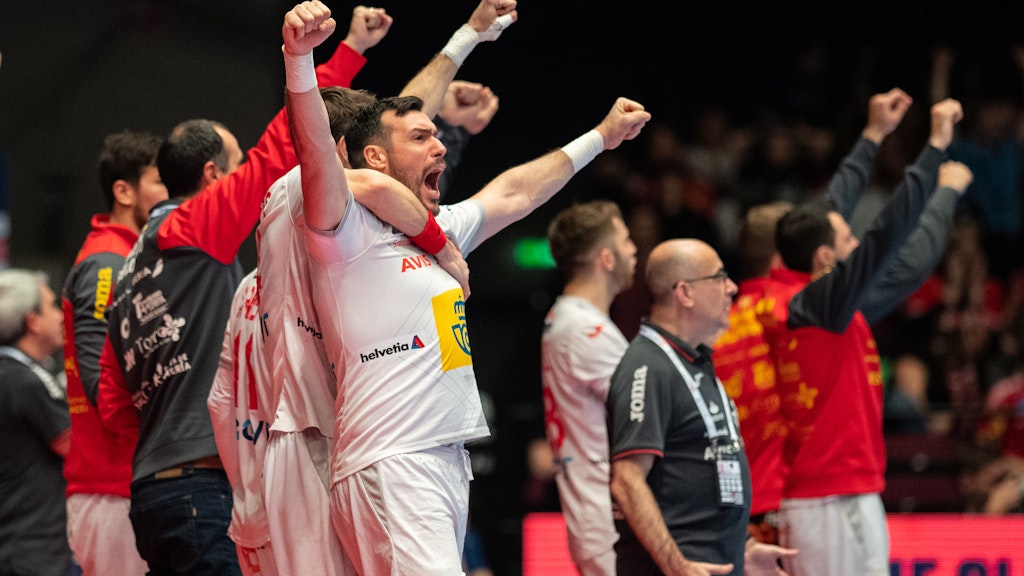 Spaniens Handballer verteidigen den EM-Titel und feiern das gebührend.