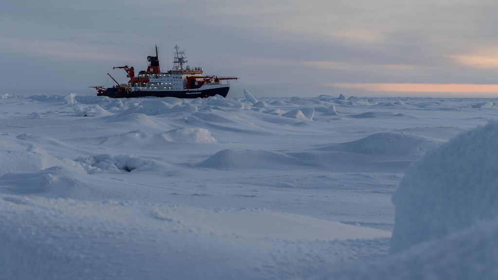 Das Forschungsschiff „Polarstern“ im arktischen Meereis, aufgenommen im vergangenen Oktober. Da wurde es tagsüber noch hell im hohen Norden. Zurzeit geht die Sonne dort gar nicht mehr auf, geforscht wird dennoch. 