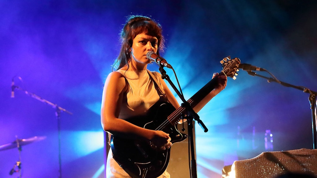 Angel Olsen hat ihre zarten Songs mit Stimmemphase, Streichern und Synthkram aufgebauscht.