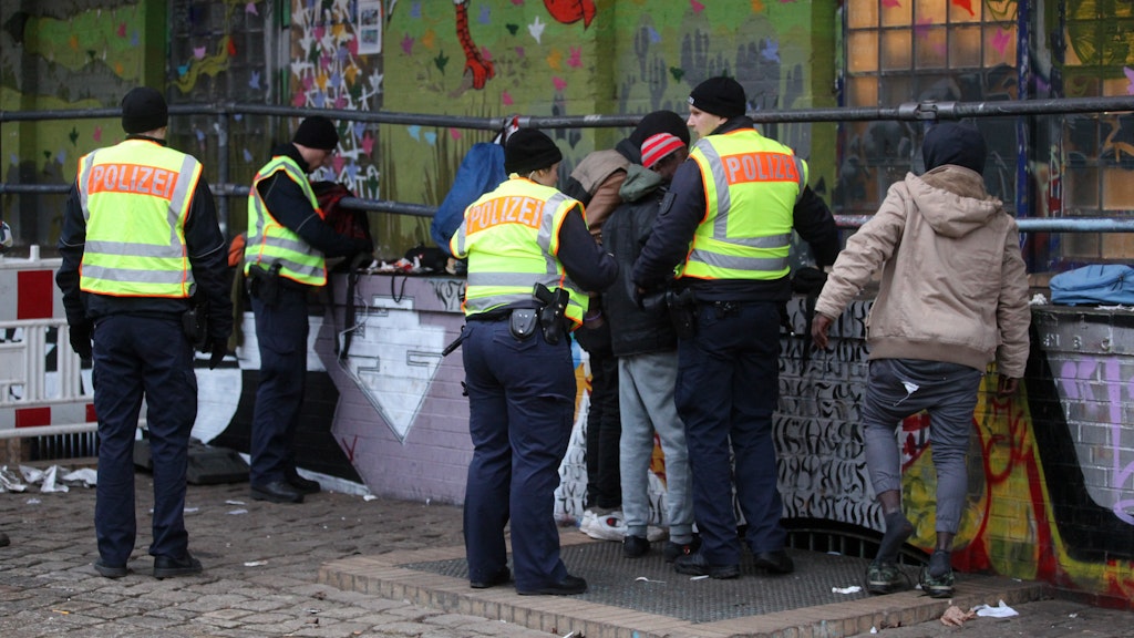 Polizisten der neuen Brennpunkt-Einheit durchsuchen im Görlitzer Park mutmaßliche Drogendealer.