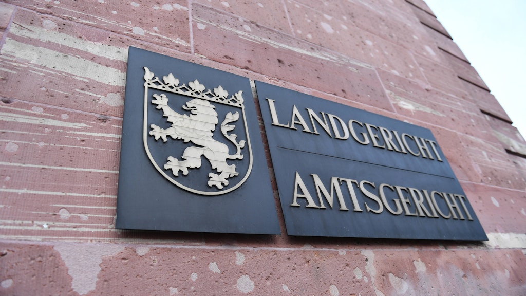 Im Herbst 2017 hatter der Mann mit Begleitern eine Frau in ihrer Wohnung überfallen und mit einem Stock niedergeschlagen.