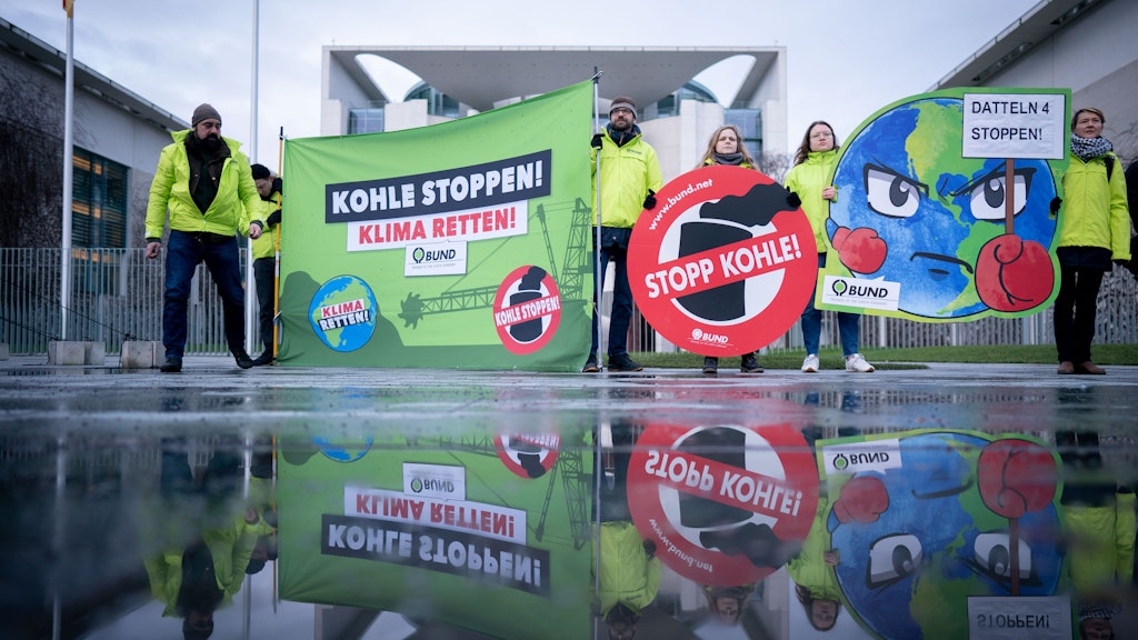Aktivisten protestieren am Mittwoch (29.1.) vor dem Bundeskanzleramt gegen das Kohleausstiegsgesetz und den damit verbundenen verzögerten Kohleausstieg.