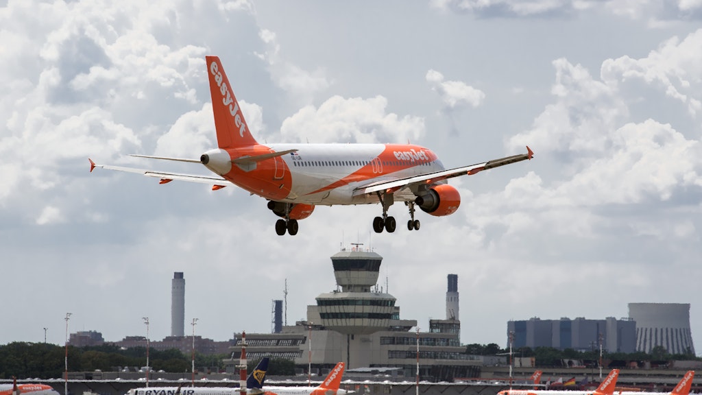 Ein Flugzeug der Fluggesellschaft easyJet landet auf dem Flughafen Tegel (Archivbild).