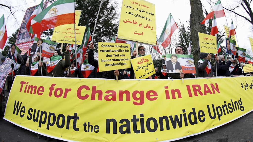 Demonstranten protestieren gegenüber der Botschaft des Iran mit Plakaten „Time for change in Iran“ und „Qassem Soleimani war ein Verbrecher gegen die Menschlichkeit“. Aufgerufen zu dem Protest hatte der Nationale Widerstandsrat Iran (NRWI).